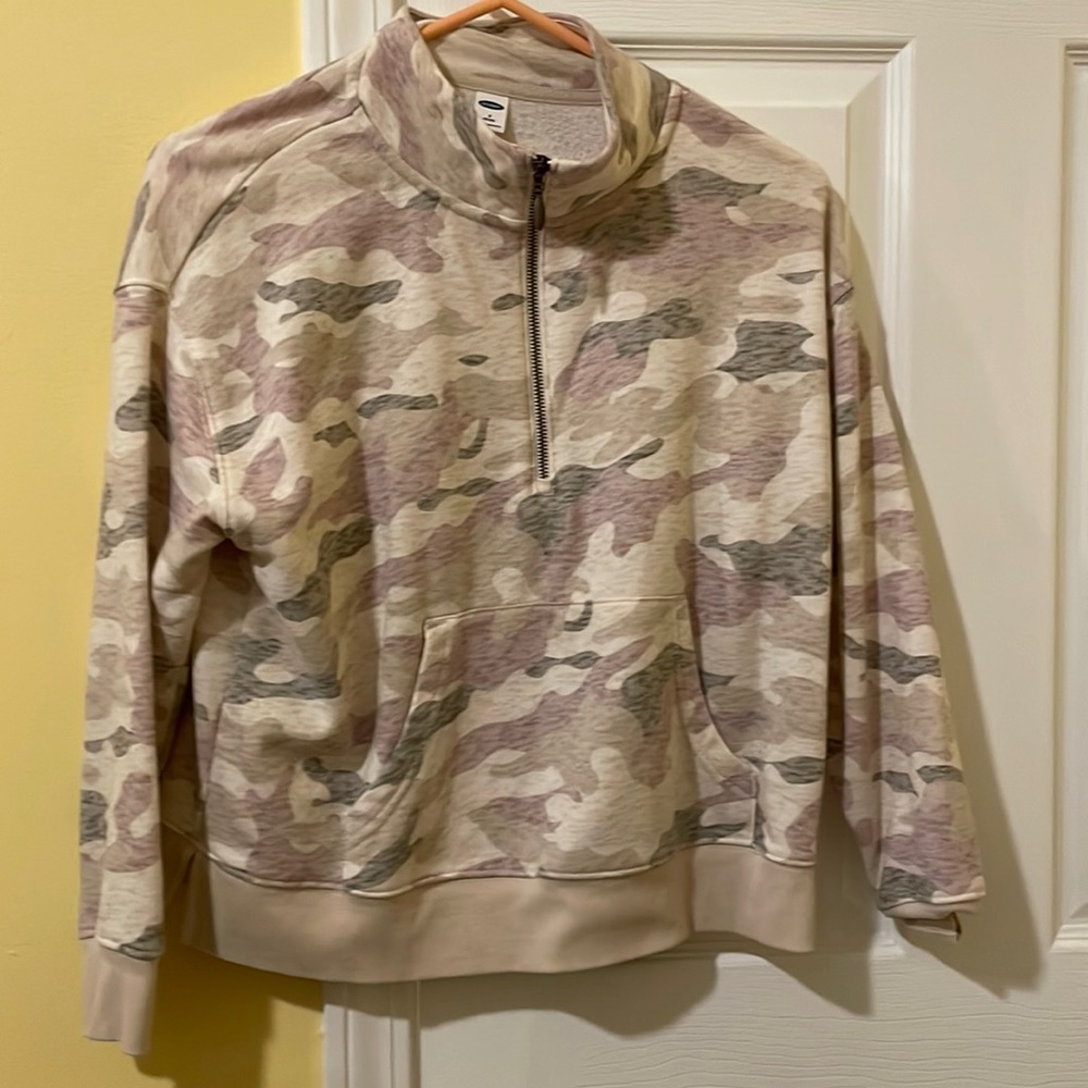 Cropped light camo sweatshirt